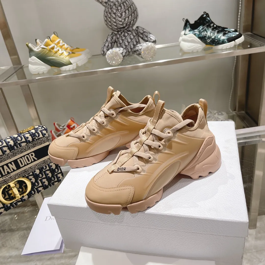 👟👟Ex-factory price 460👟👟 Dior sports dad shoes, your ideal high-end quality customization, a new product created by Crusie “J’ADI*R” at the first major show of Paris Fashion Week‼ ️Molded from the original board, all details are welcome to be appraised and compared 🔥 Upper: Original imported customized Lycra surface with soft silk cowhide Inner: soft, comfortable and breathable Foot pads: cowhide injection molded feet, original molded color matching Logo webbing Original molded 3D film combination Original molded anti-slip combination outsole! Original packaging consistent! Number of yards: 35-41 yards (custom-made sizes 41 are non-refundable)